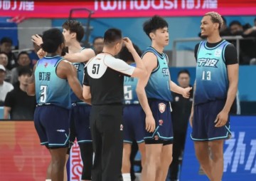 b体育官网-官方：宁波男篮现场观众向场内投掷烟盒杂物，核减经费3万元