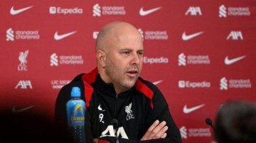 b体育-斯洛特：欧冠不能定义英超，全力争夺欧冠与足总杯